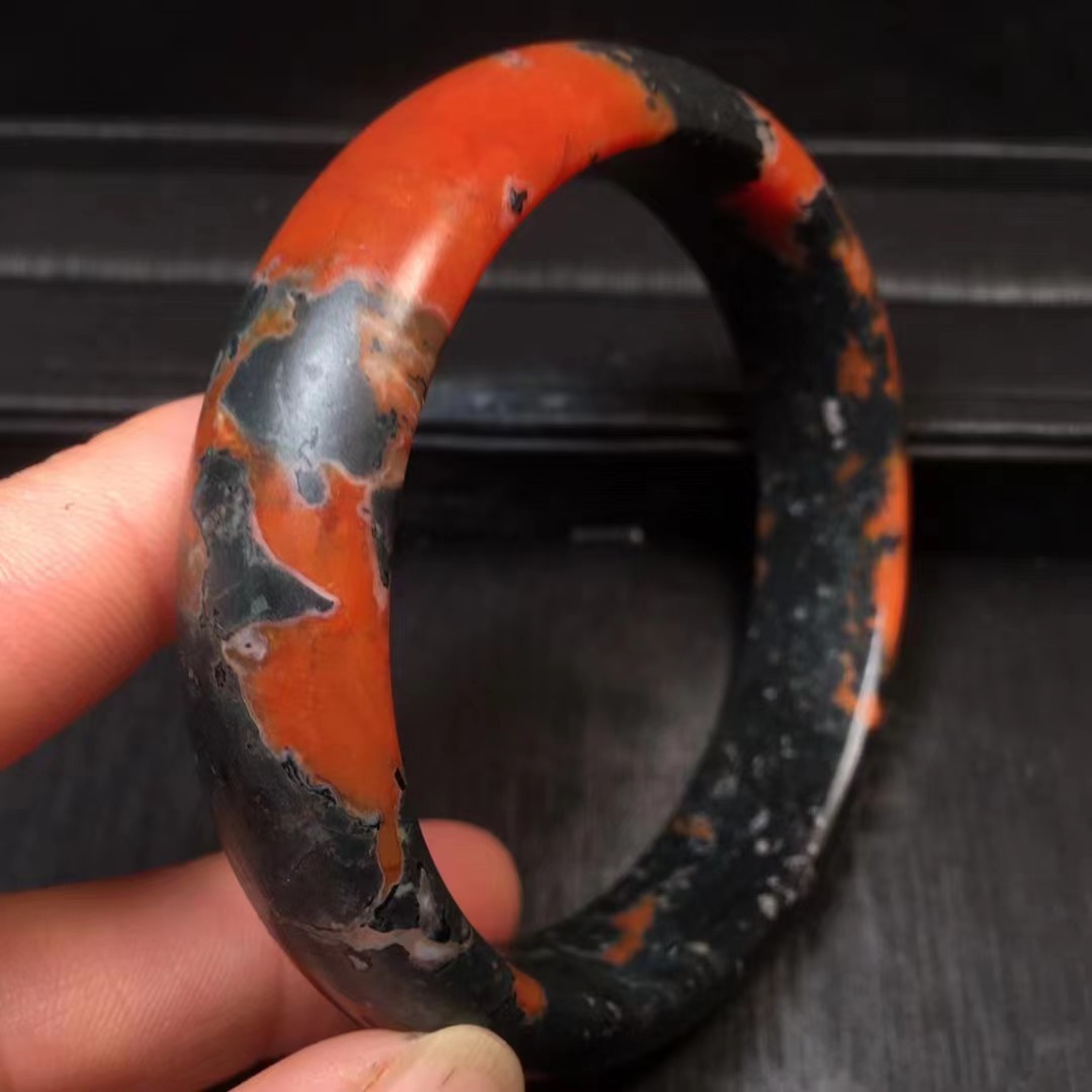 厂家批发  保山南红玛瑙铁包浆手镯色泽细腻饱满浓郁女士简约装饰