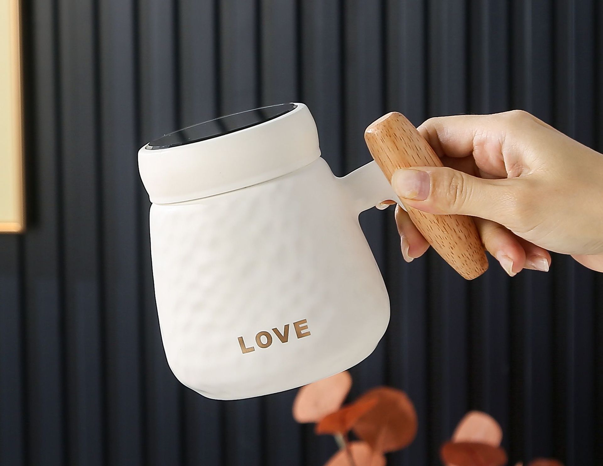 北欧风锤纹木手柄陶瓷杯黑白镜面陶瓷杯马克杯简约杯子情侣水杯