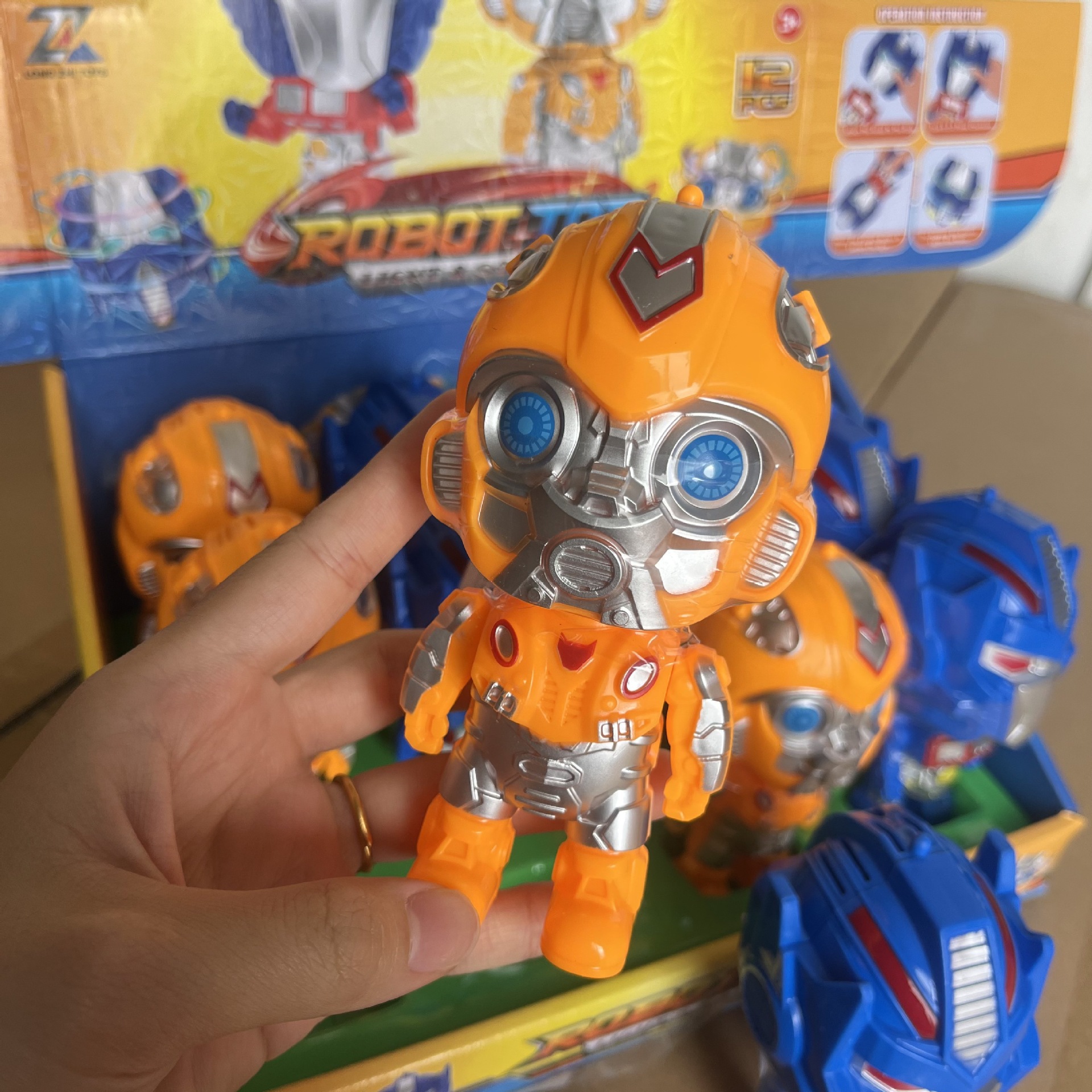 儿童玩具灯光音乐发光发声百变机器人陀螺玩具男孩礼物包电地摊