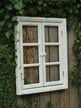 复古假窗户布置乡村做旧复古假窗户实木墙上创意摄影民宿隔断