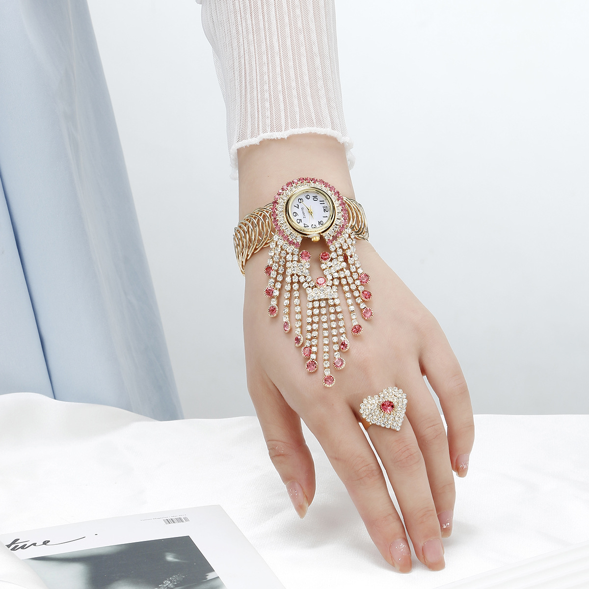 抖音新款时尚韩版女款手表镶钻数字石英女手镯表爱心戒指套装现货