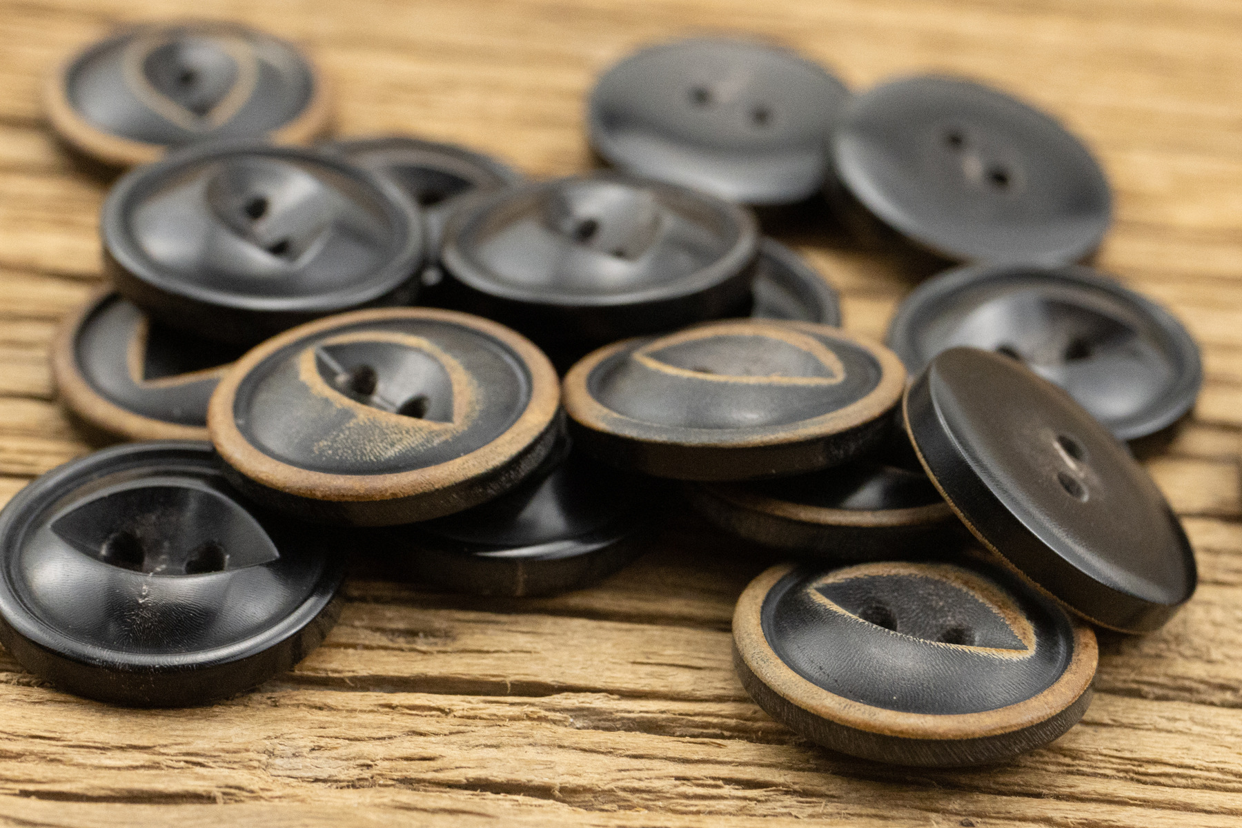 二孔猫鱼眼黑色火烧焦黄天然真牛角扣人气线衫西装毛衣西服纽扣子