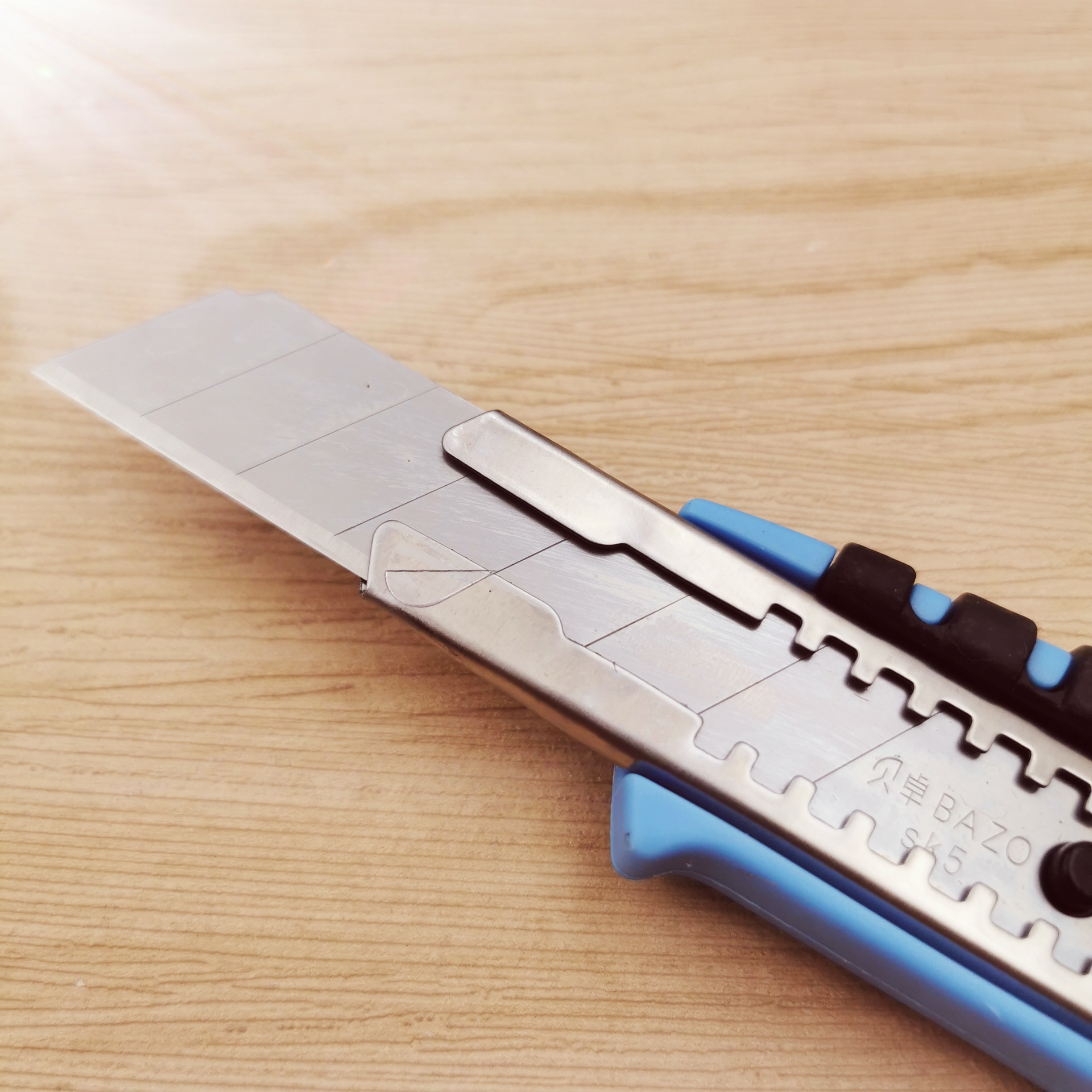 贝卓美工刀4212 裁纸刀 开箱刀 壁纸刀 工具刀 割纸刀 拆信刀