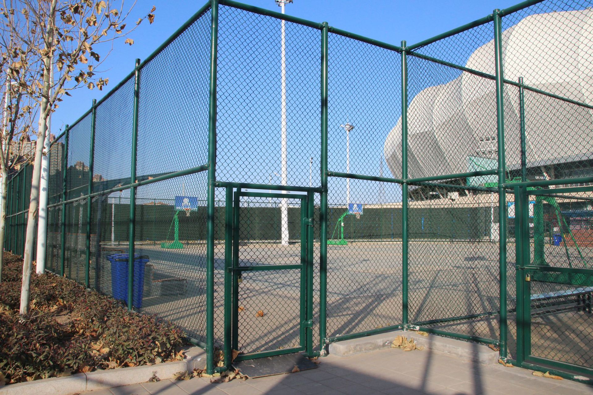 学校操场篮球场围网体育场护栏绿色运动场勾花隔离网喷塑球场护栏