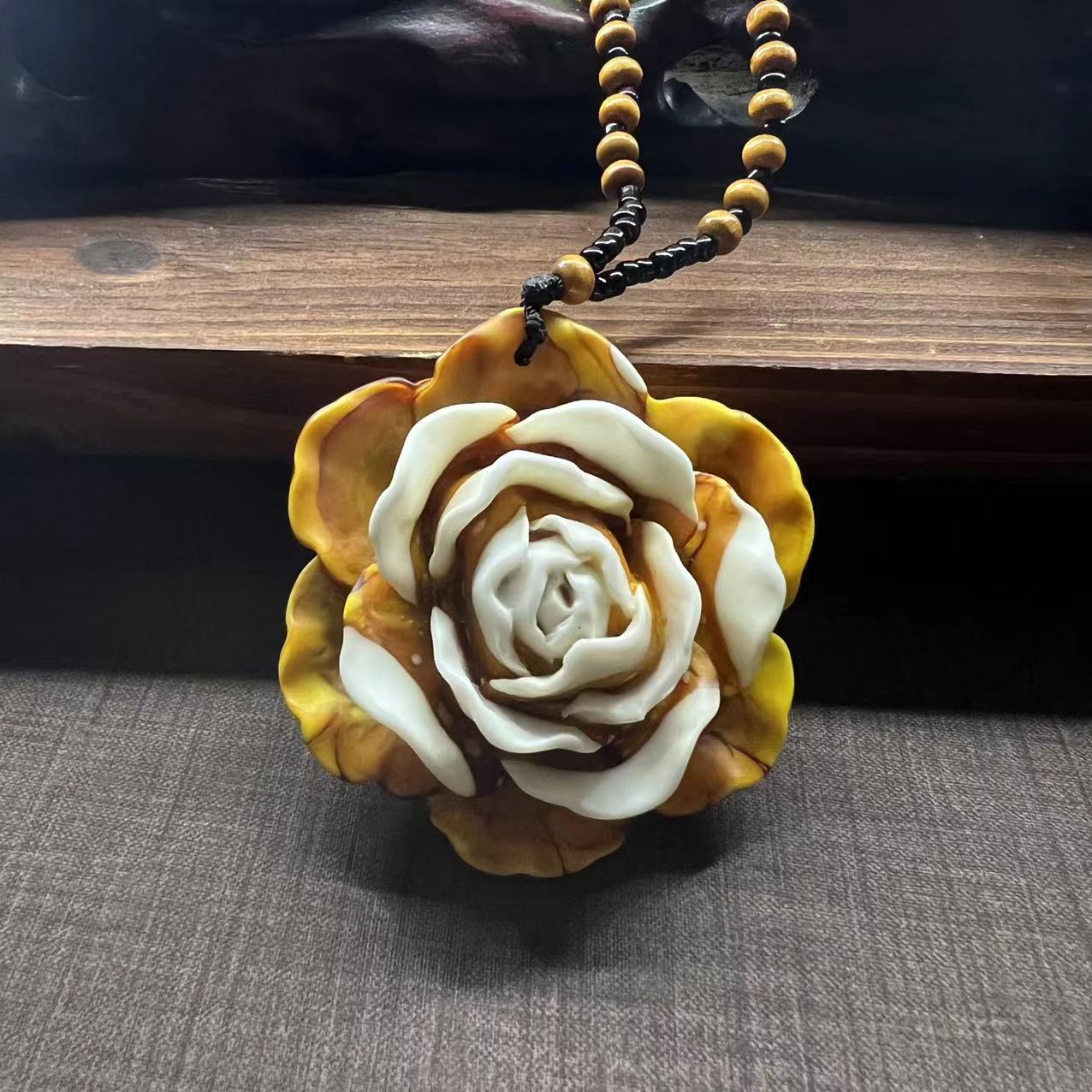 厂家批发龙涎香毛衣链吊坠蜜蜡文玩饰品大龙牌直播爆款网红毛衣链