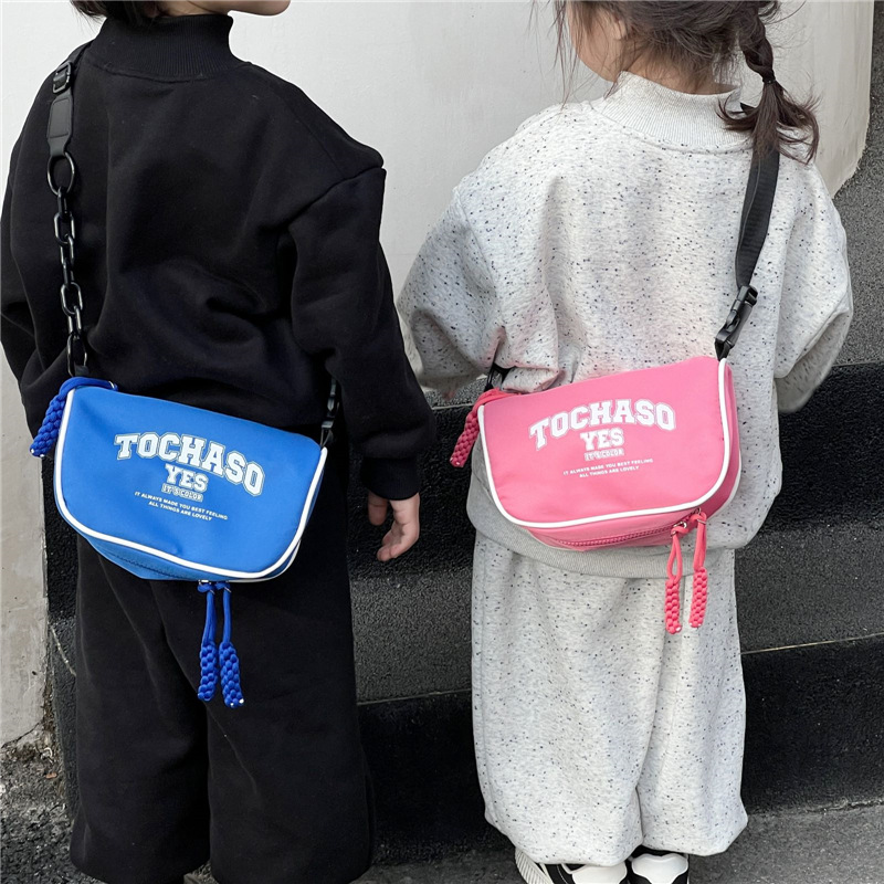 儿童包2024新款韩国字母印花饺子包中大童时尚运动斜挎