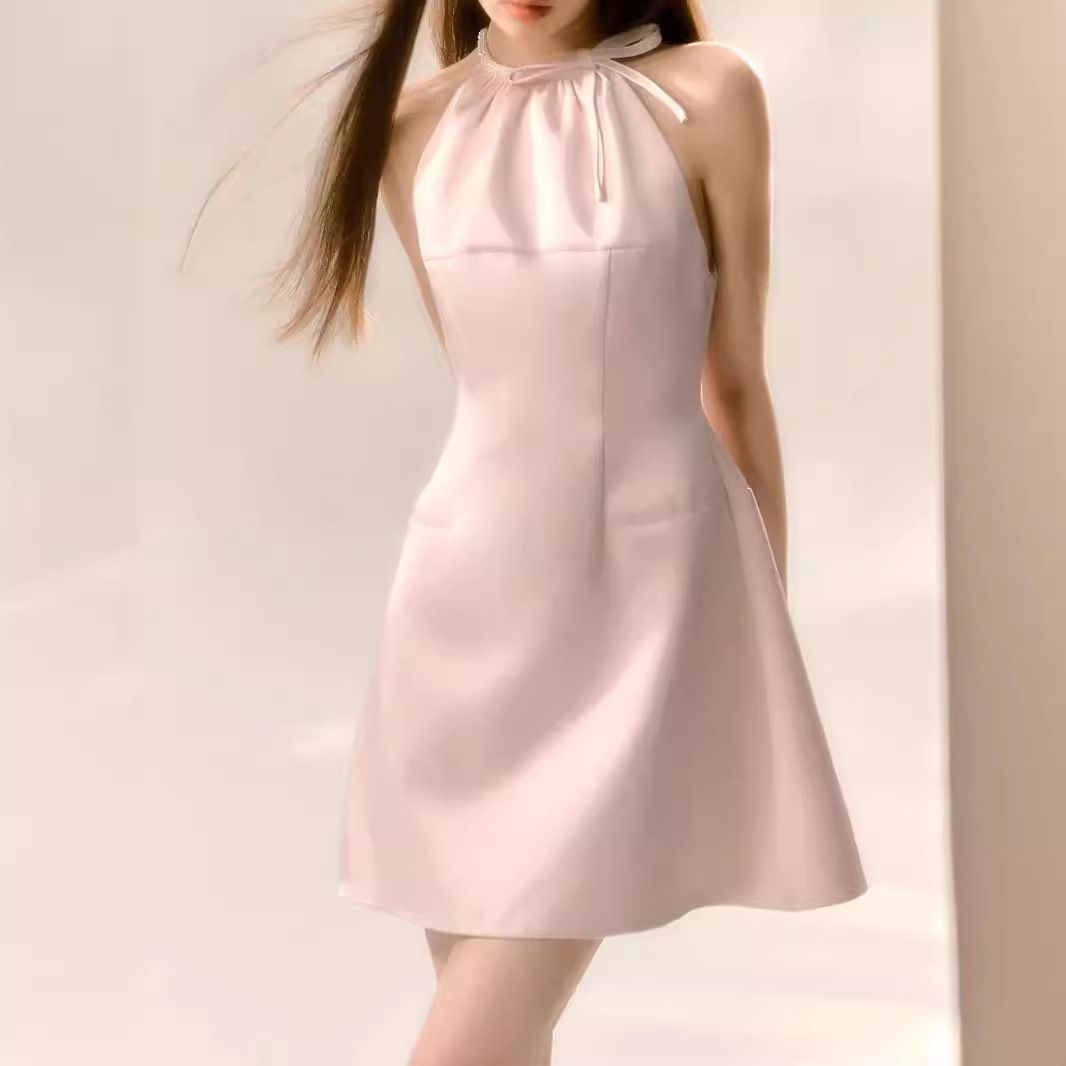 粉色缎面光泽感挂脖连衣裙女夏季新款a字收腰时尚气质无袖短裙子