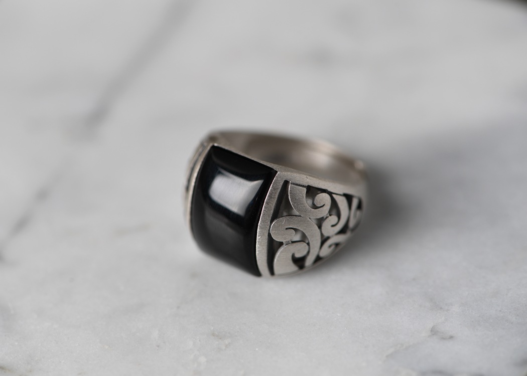 金鹿王 s925银复古泰银批发 男女通用磨砂面唐草纹镶嵌黑玛瑙戒指