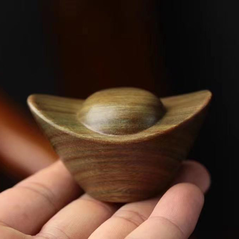 绿檀木雕金元宝手把件实木元宝摆饰办公室书桌面装饰盘玩工艺品