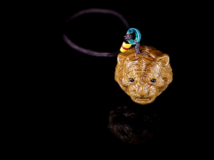 绿檀虎头挂件檀木生肖虎头吊坠手机包包挂饰夜市地摊直播礼品批发