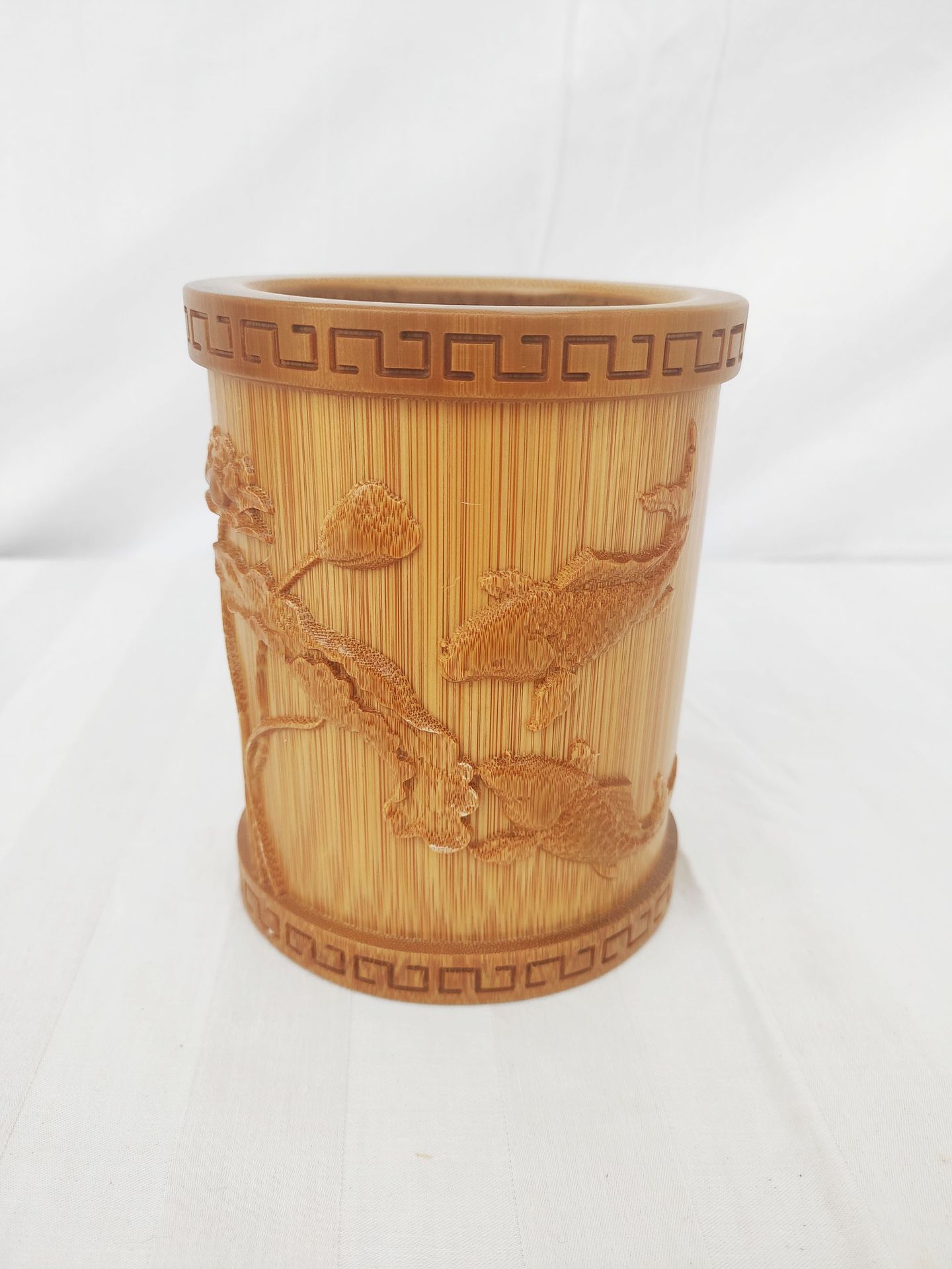 竹质工艺品仿古雕刻笔筒批发 荷花图案竹筒 竹子办公圆形笔筒定制