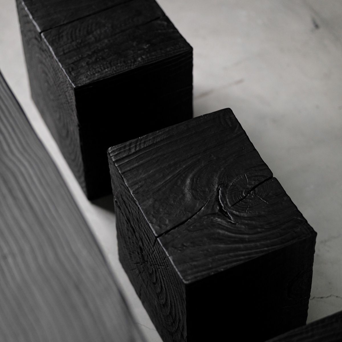 深度碳化黑色木纹烧杉板实木复古龟裂火烧爆裂纹装饰墙板背景吊顶