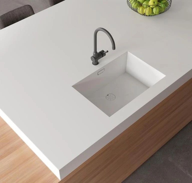 装修时选用纯白色岩板,既素雅又灵动