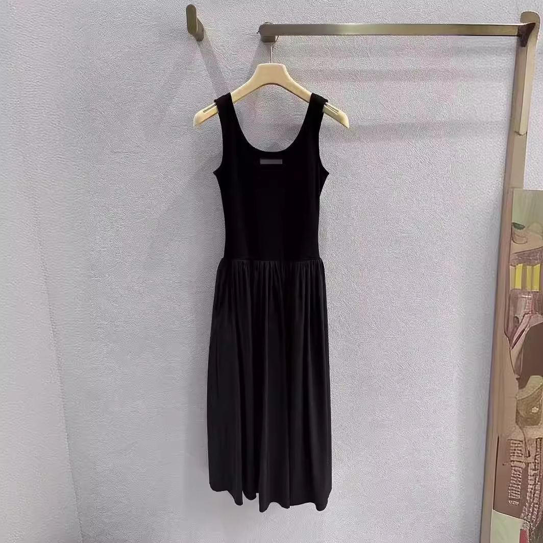 气质优雅徽标装饰无袖长裙简约高级感蓬蓬大裙摆纯色拼接背心裙