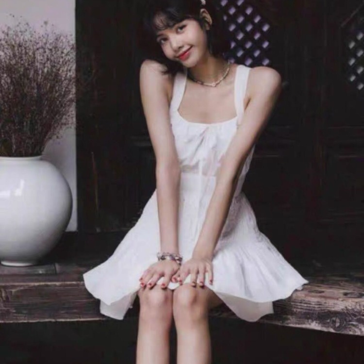 现货lisa明星同款优雅气质甜美方领白色抽褶系带可爱吊带连衣裙女