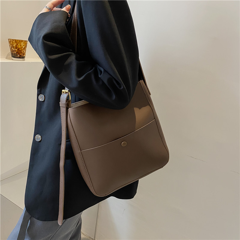 Retro Large Capacity Bag for Women Summer 2021 New Fashion Underarm Bag Simple Textured Bucket Bag Messenger Bag