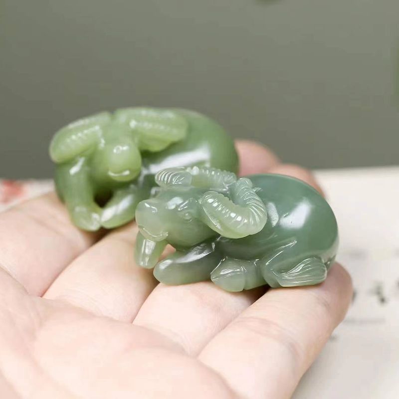 天然和田玉牛吊坠 生肖牛立体牛玉石牛挂件 玉牛玉坠 立体圆雕牛