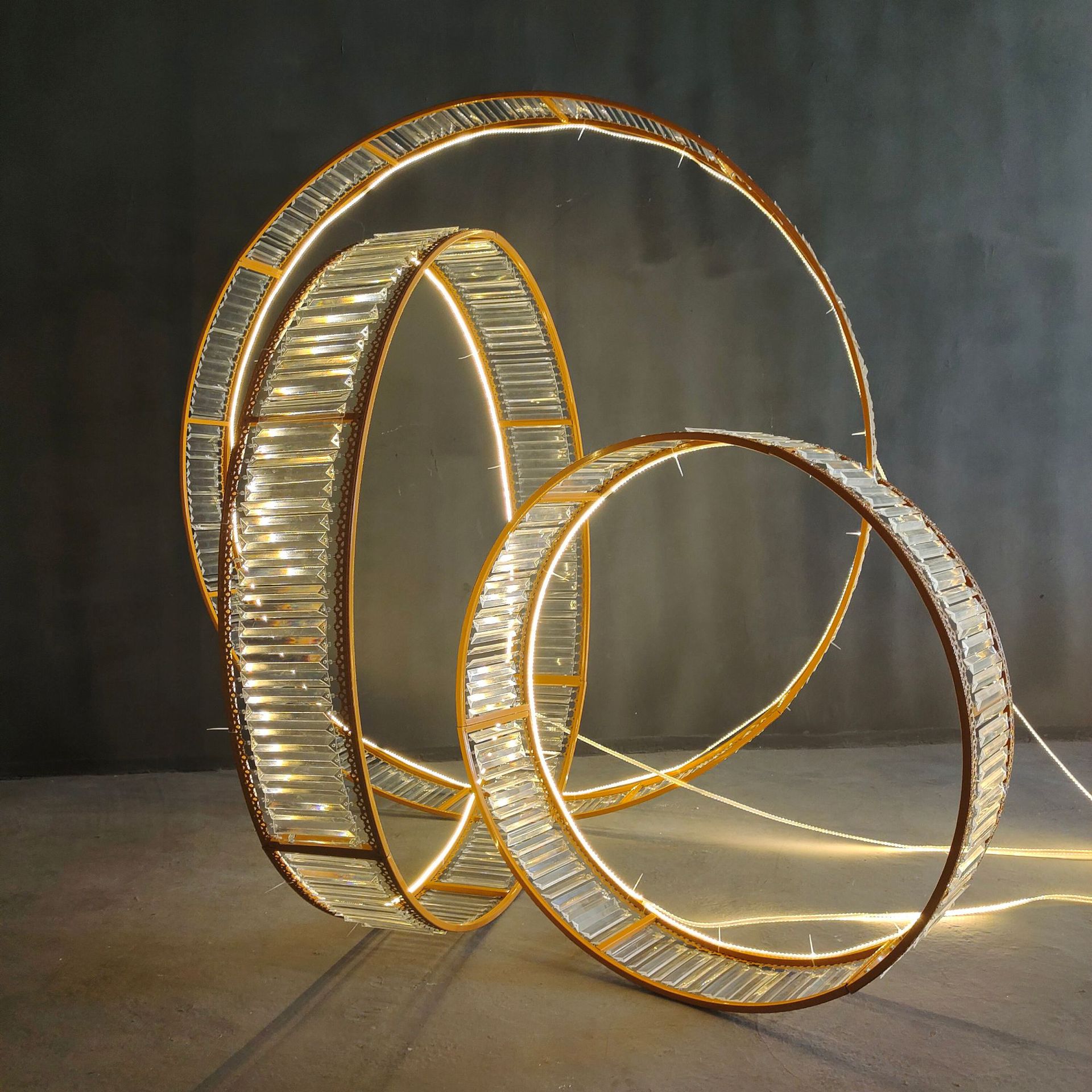 新款婚庆道具吊顶水晶圆环三环背景摆件铁艺婚礼堂装饰阳光板舞台