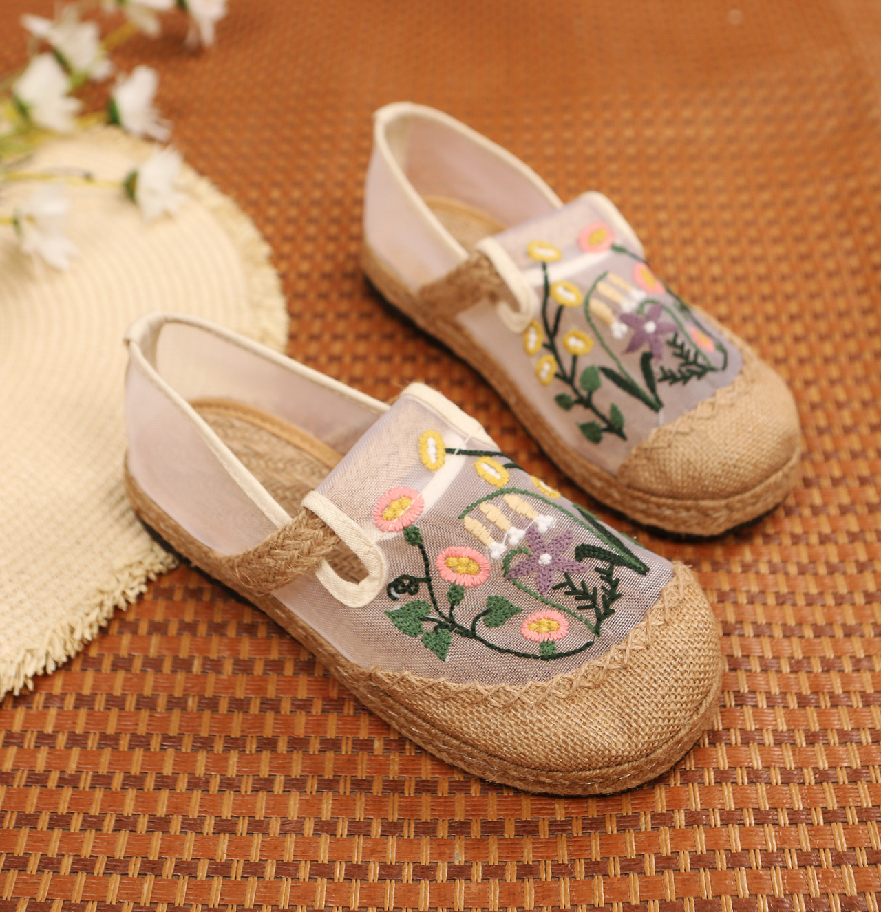 2023新款民族风绣花布鞋老北京布鞋女古风汉服鞋女士休闲透气网鞋