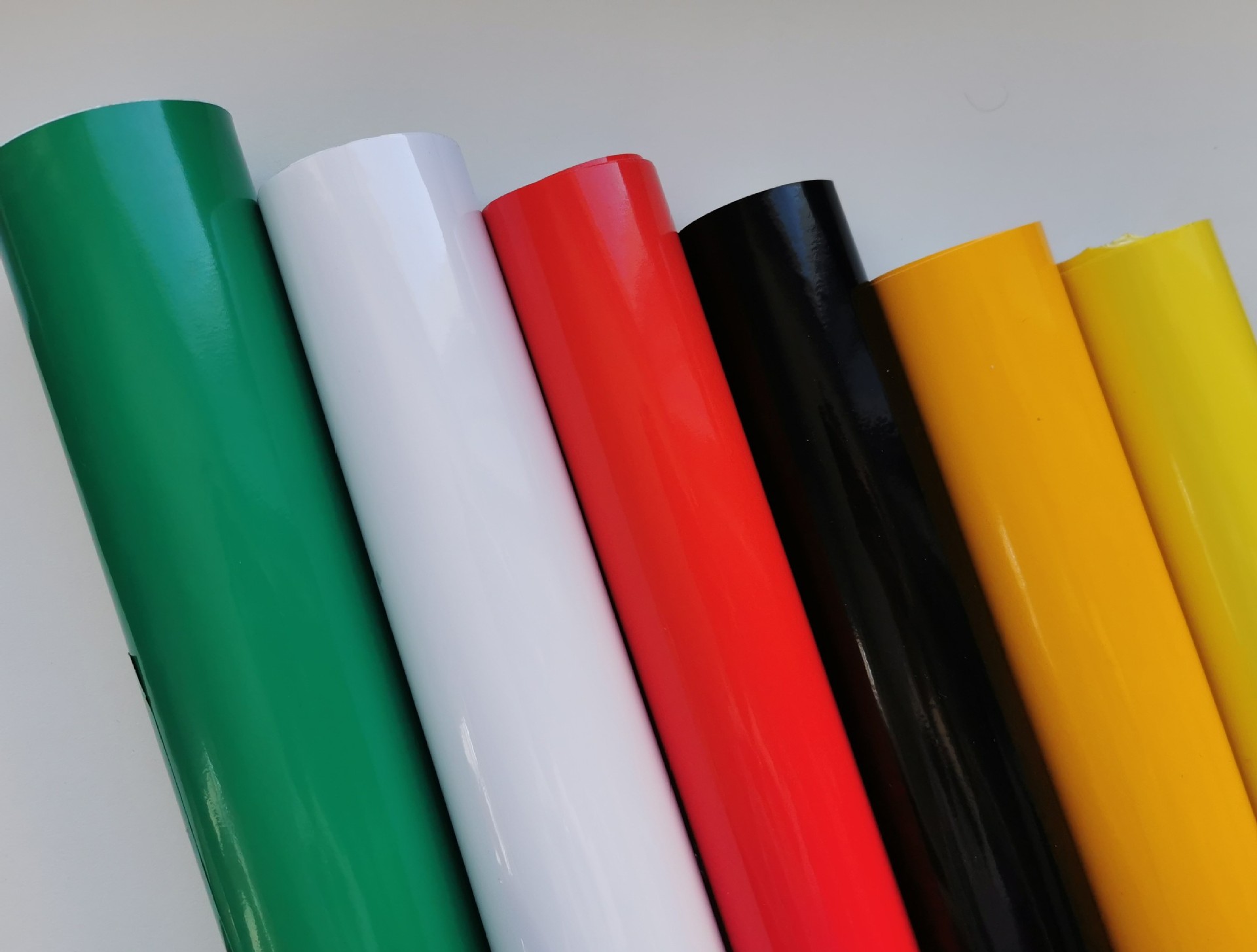 珠光膜不干胶材料定做 黑色亮光 pvc不干胶贴纸材料定制生产厂家