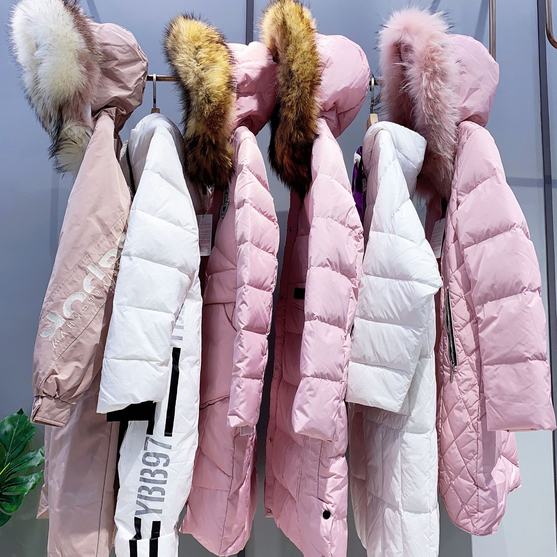 鸭宝宝羽绒服品牌折扣女装换季库存尾货清仓连帽毛领长款直播货源