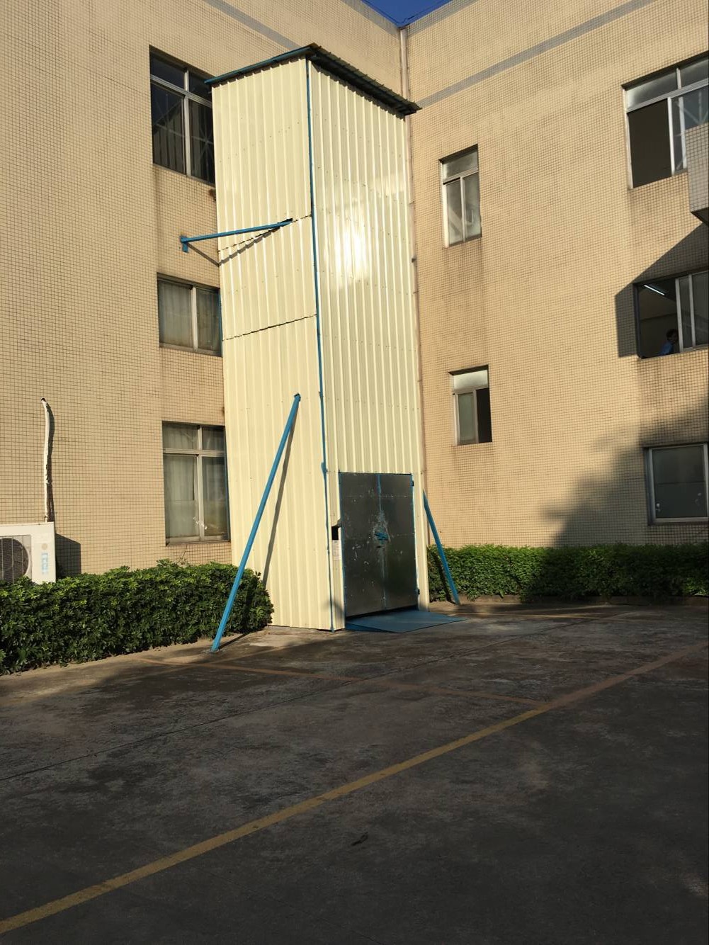 室外货梯封彩瓦3层楼2吨65米高自动升降平台液压升降机鸿力定做