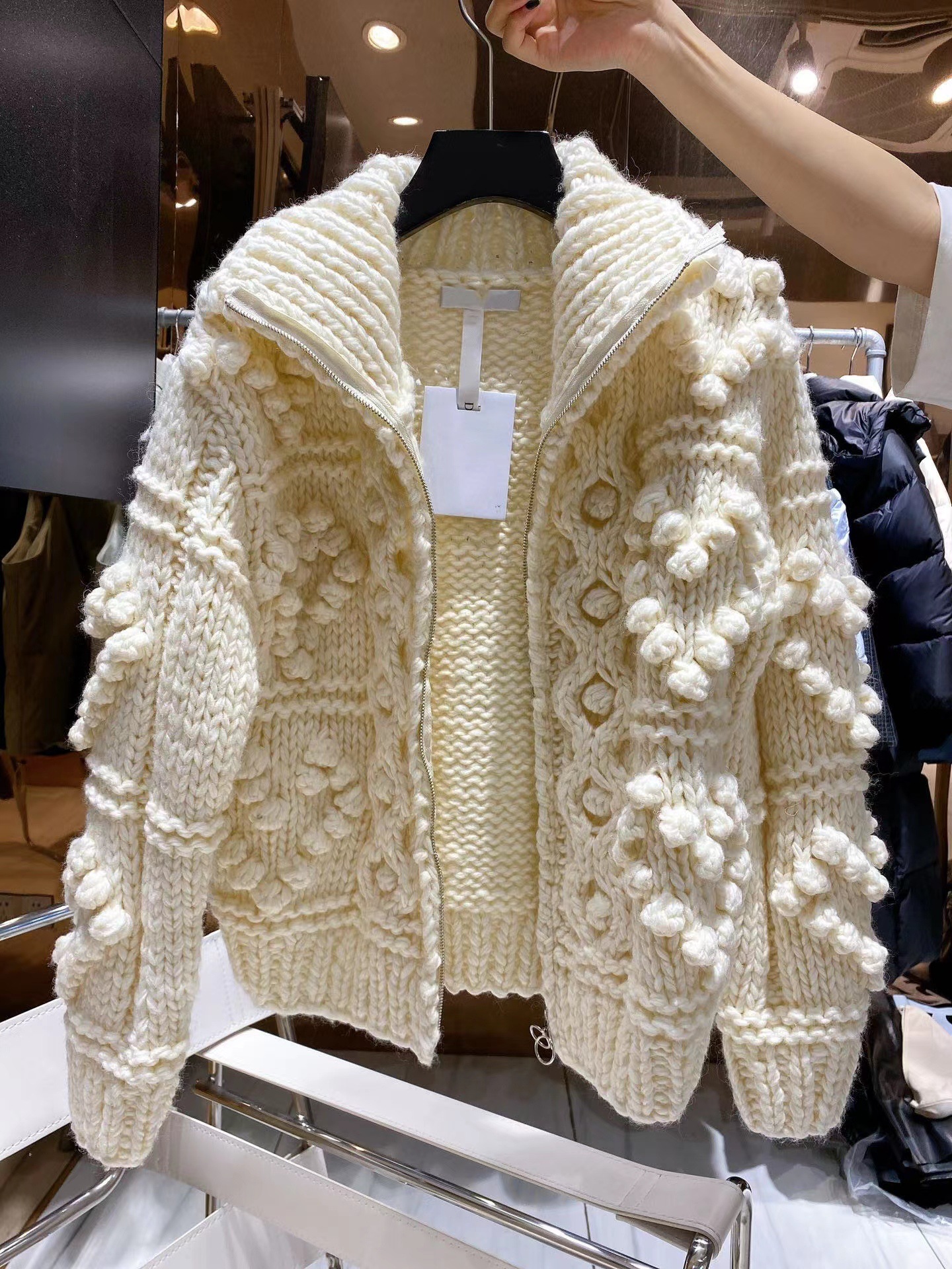 冬白色高领加厚麻花毛衣外套女纯手工粗毛线棒针编织翻领拉链开衫