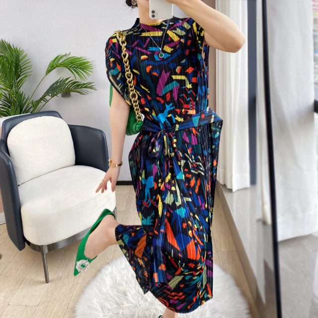 Miyake pleated 2022 summer new color strip printing high-end large size stand-up collar Western style slimming loose belly cover dress Miyake pleated 2022 summer new color strip printing high-end large size stand-up collar Western style slimming loose belly cover dress