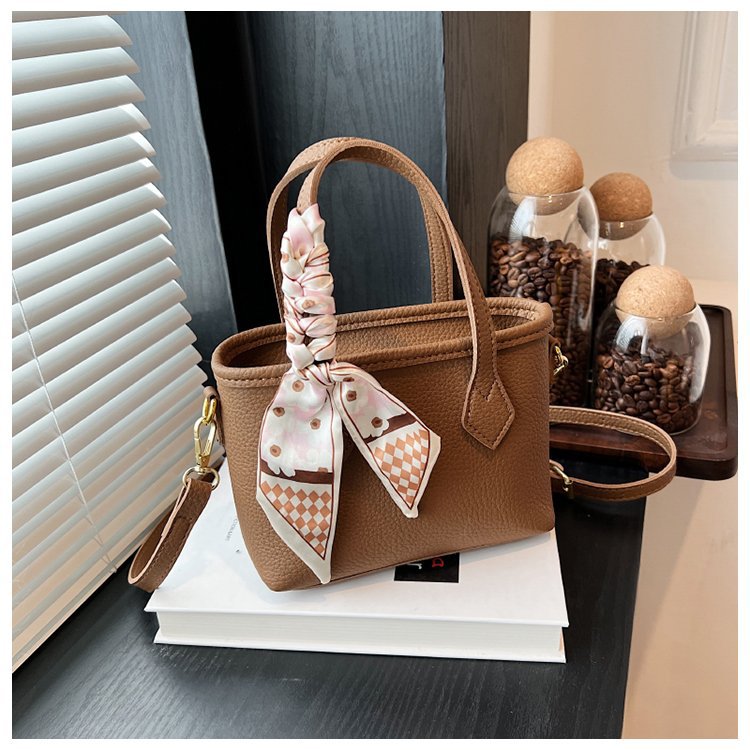 Minority Fashion Lunch Box Handbag 2023 New Simple Elegant Shoulder Bag Soft Surface Solid Color Large-Capacity Crossbody Bag