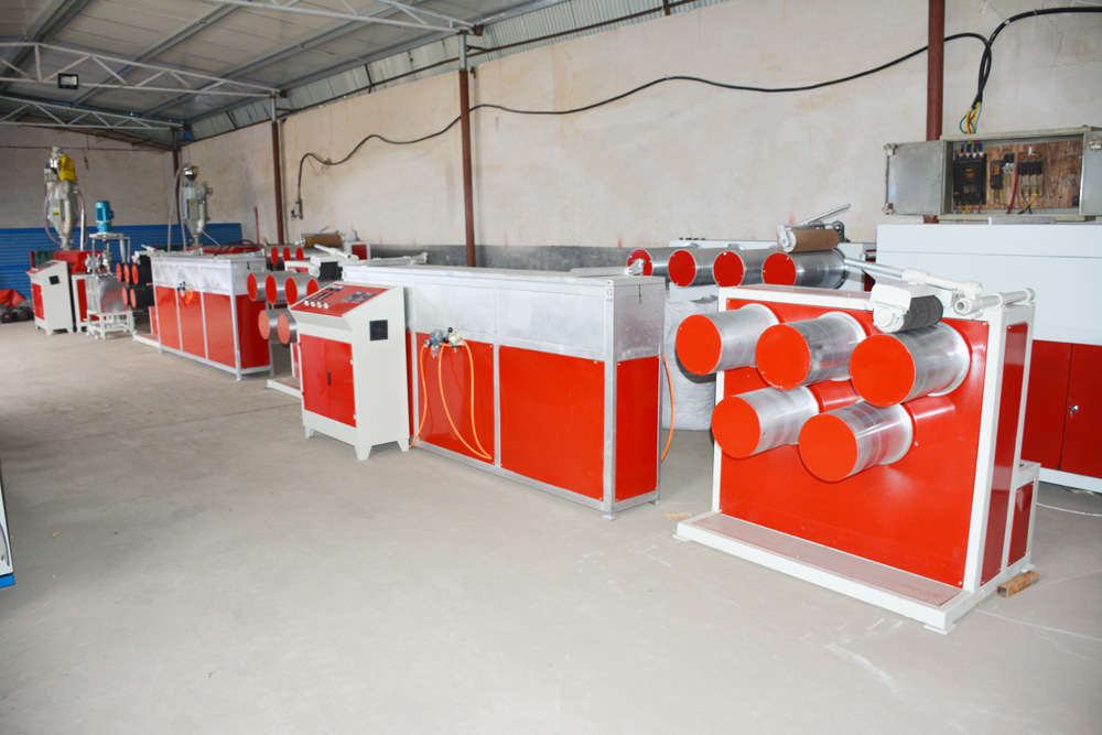 尼龙单丝挤出机是为生产pa6,pa66材料的割草线特别设计,机组由挤出机