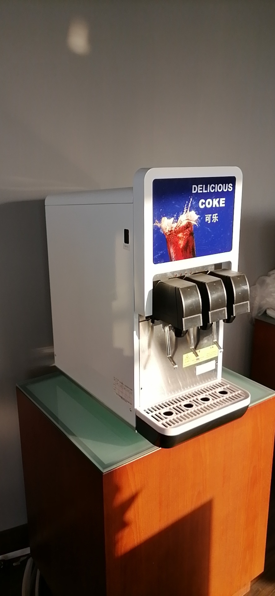 亿美科电动可乐机商用碳酸饮料机冷饮机三阀可乐碳酸现调机