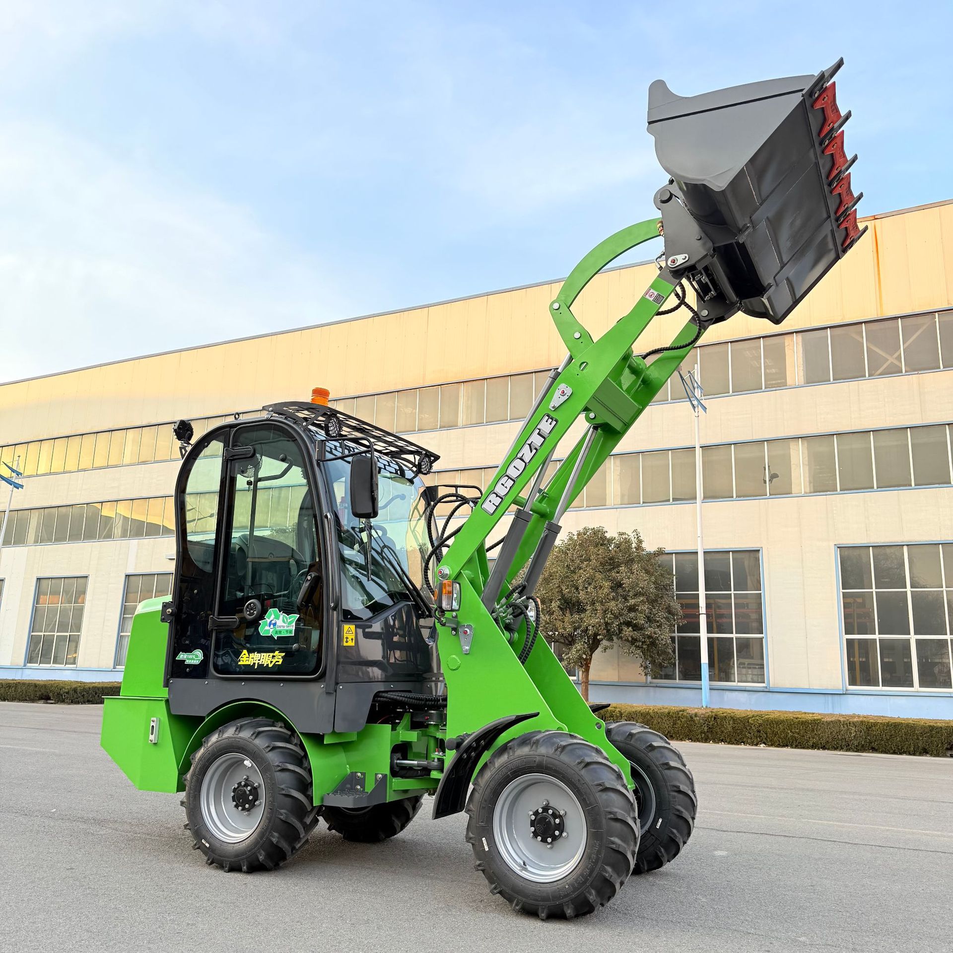 驾驶室式电动装载机 伸缩臂式农用割草机 四驱轮式电动小铲车