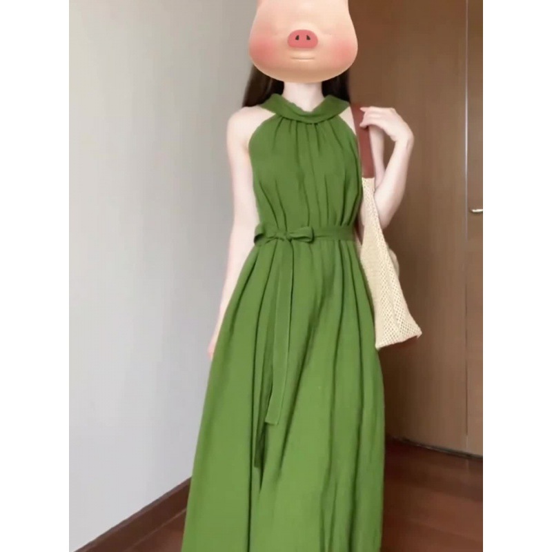 今年流行的漂亮长裙子小众设计绿色挂脖连衣裙夏季连衣裙2024新款