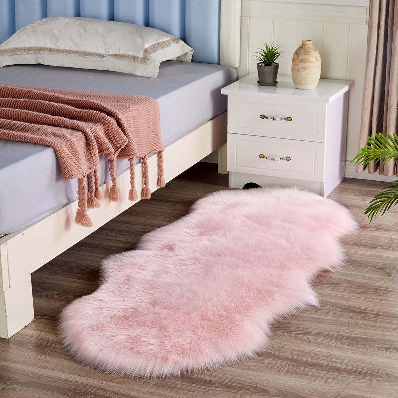 Cross-Border Spot Golden Plush Bedroom Bedside Carpet Irregular Wool-like Floor Mat Decoration Window Cushion Leather-Shaped