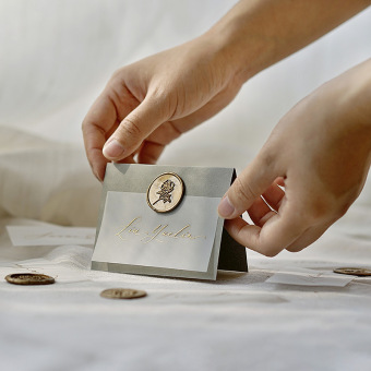 婚宴席位卡桌上立牌宴会桌牌婚礼签到台卡婚庆结婚嘉宾男方手写的