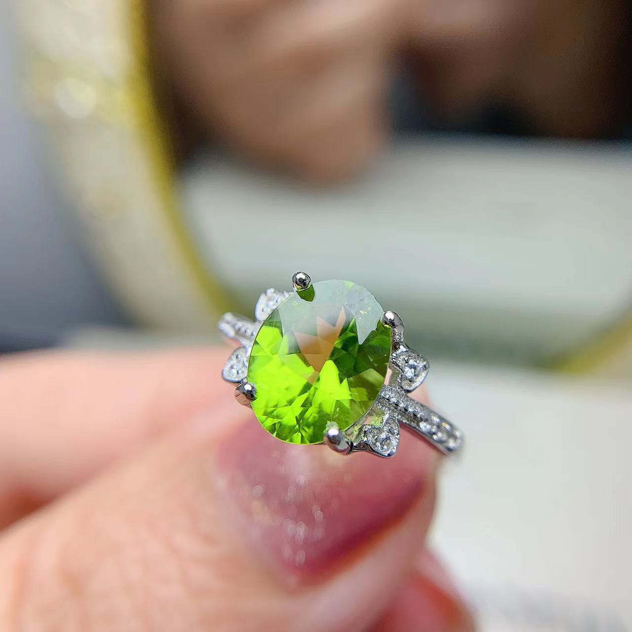 一件代发天然橄榄石戒指925银镶嵌气质小清新设计感椭圆宝石女戒