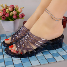 女式水晶坡跟拖鞋防滑夏季女2023新款塑料老式中年妈妈凉拖鞋外穿