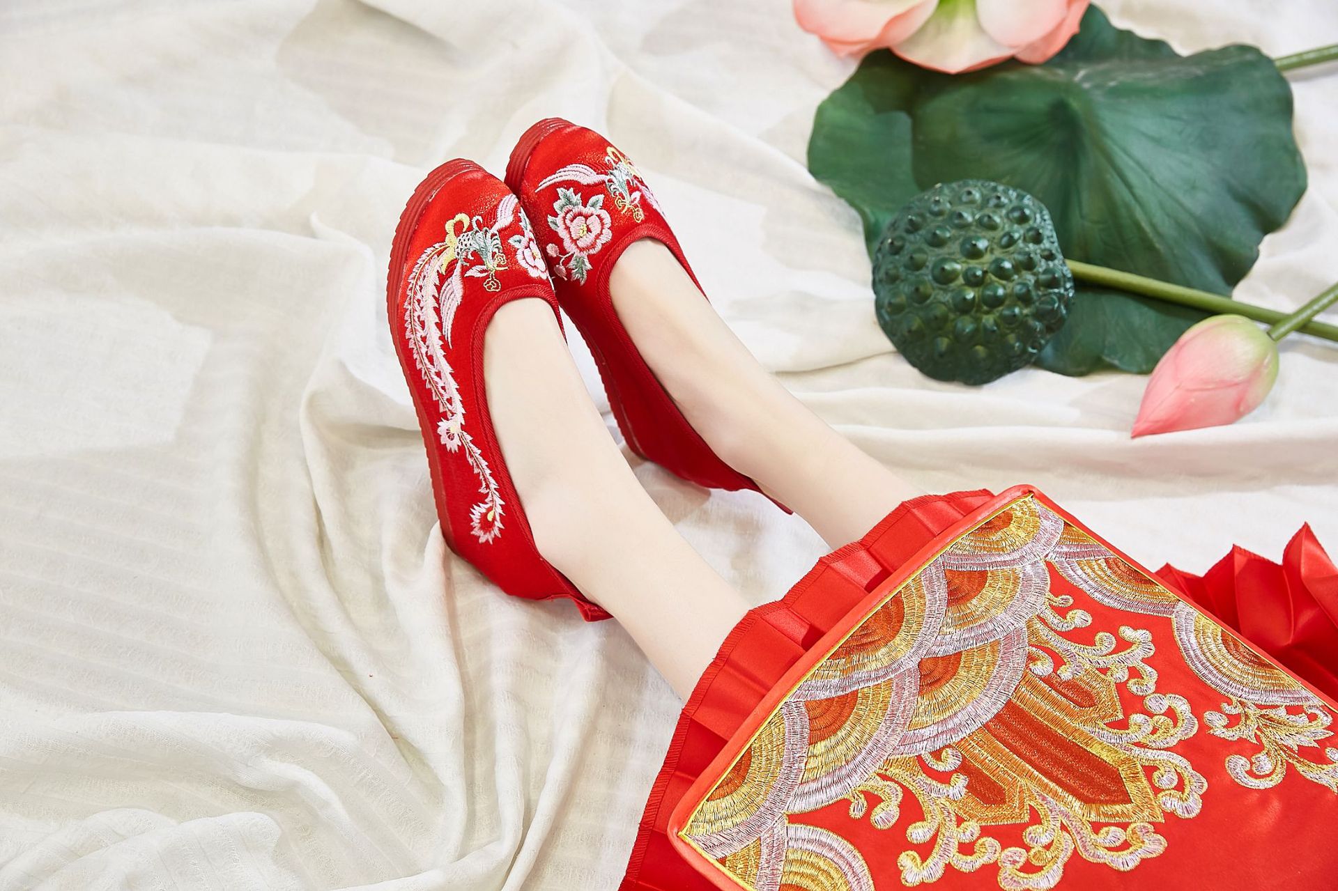 新娘鞋红色底金丝绣秀禾婚服婚礼布鞋女单鞋绣花布鞋女鞋一件代发
