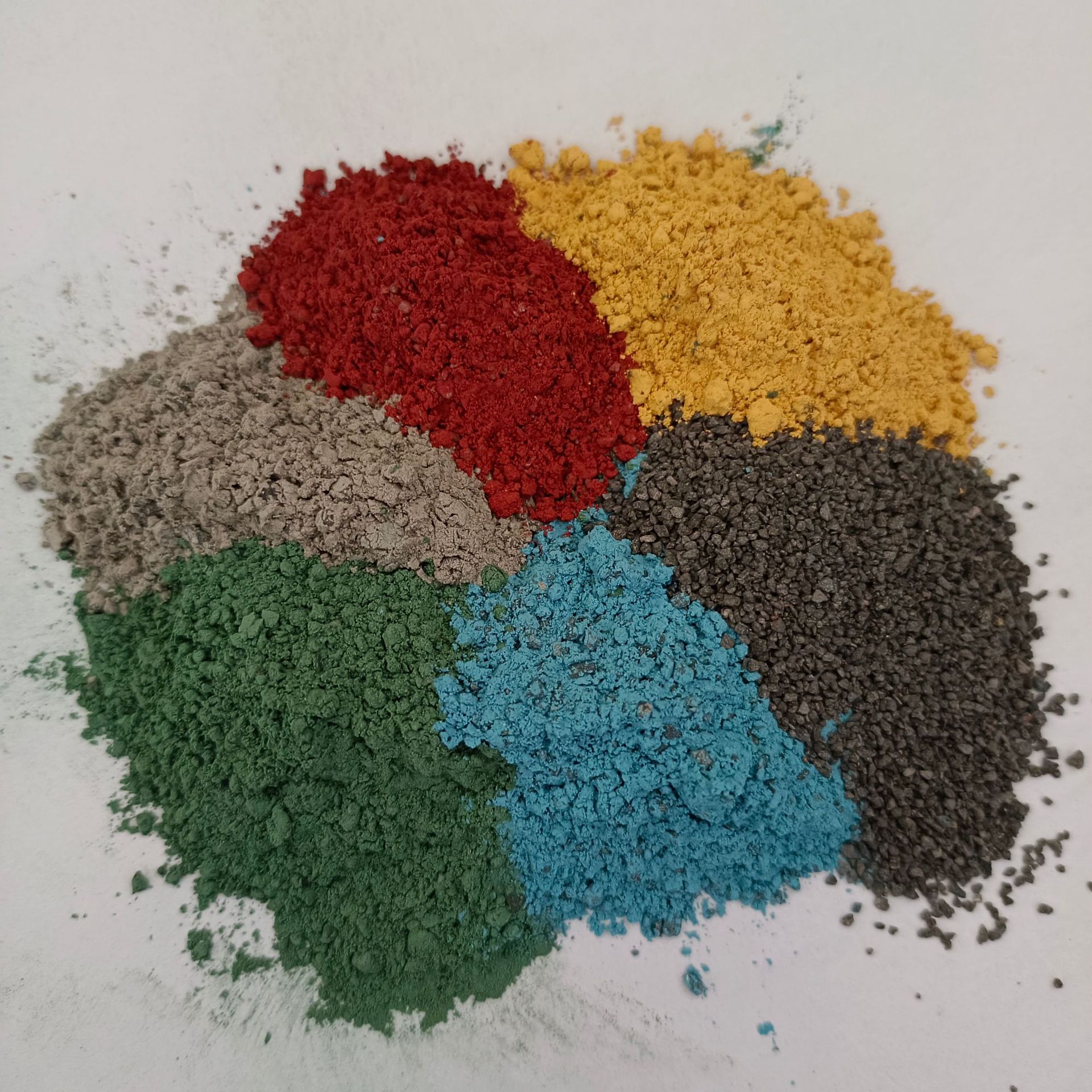 金刚砂地坪料 停车场库房用彩色金刚砂地坪骨料 灰色绿色黄色红色