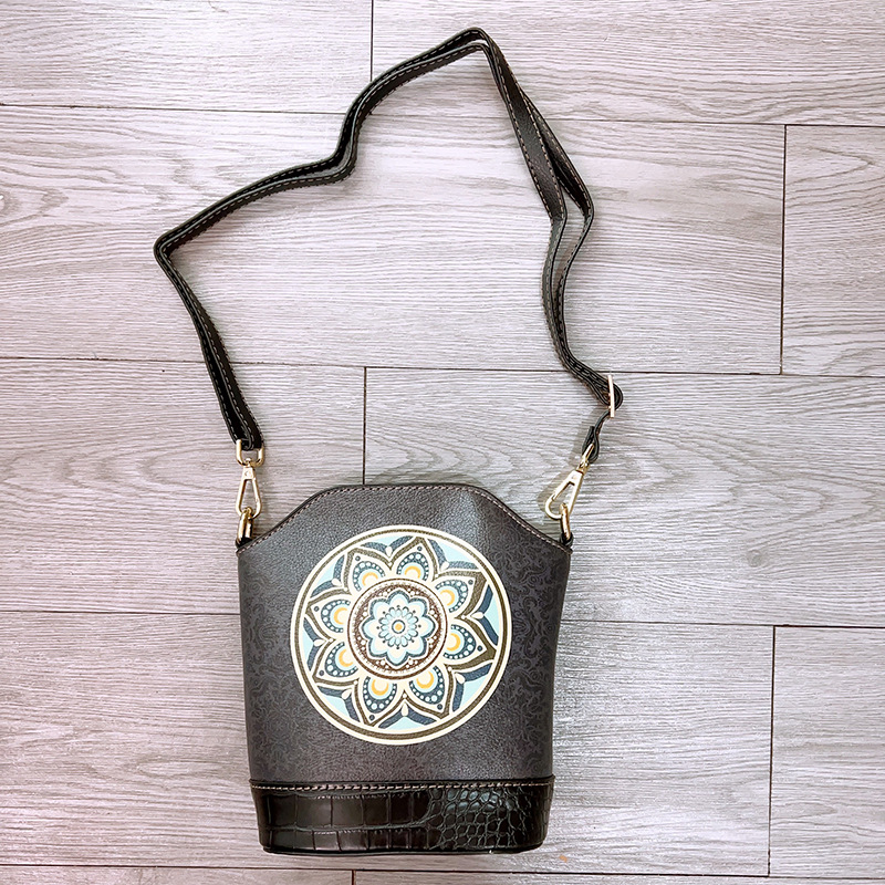 2023 Genuine Leather Ethnic Style Vertical Crossbody Phone Bag Composite Genuine Leather Ladies Bag Retro Style One Shoulder Women Bag