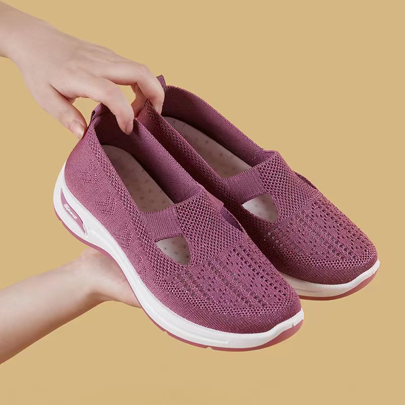 2023 Summer New Old Beijing Cloth Shoes Hollow Breathable Lightweight Comfortable Middle-Aged and Elderly Mom Shoes