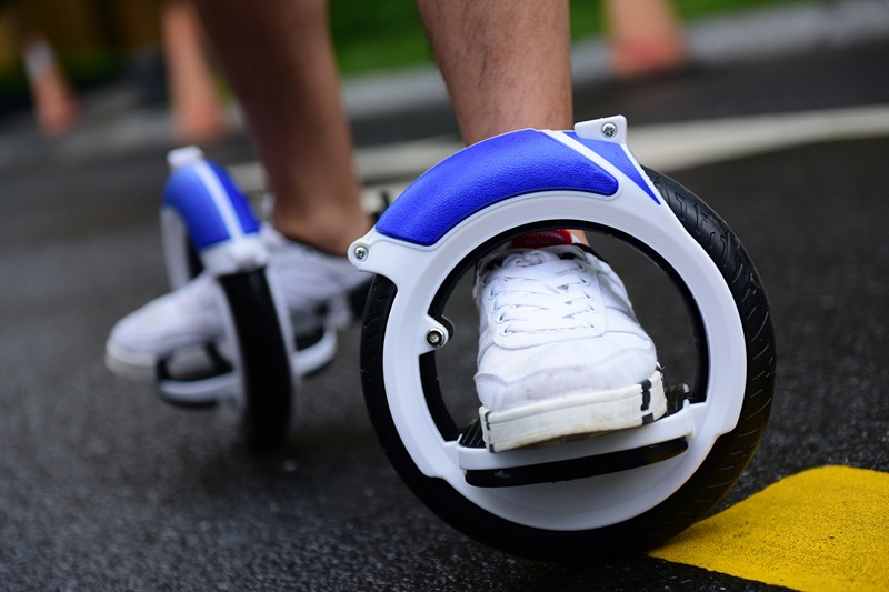 厂家直供极限户外运动风火轮轮子双轮脚踏滑板车实心轮二轮代步车