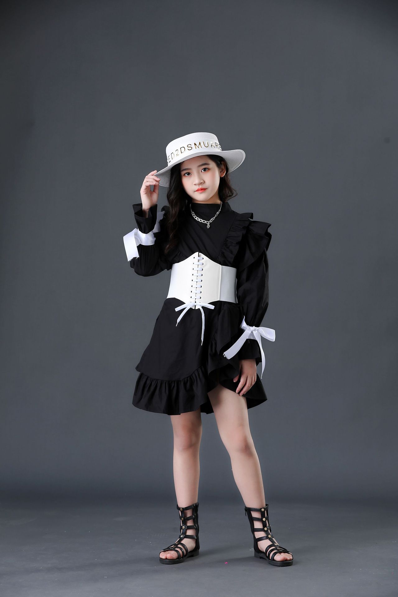 儿童机车走秀潮服女童时尚个性模卡服装潮童杂志封面潮拍少儿模特