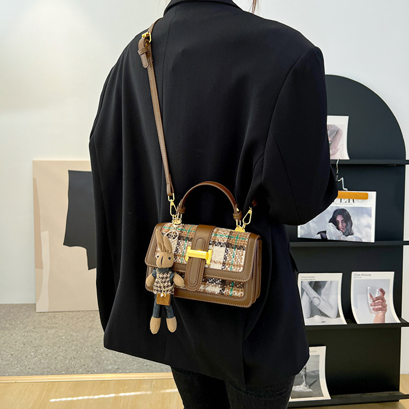 High-End Niche Portable Plaid Women's Bag Autumn and Winter 2022 New Versatile High Quality Woolen Shoulder Messenger Bag
