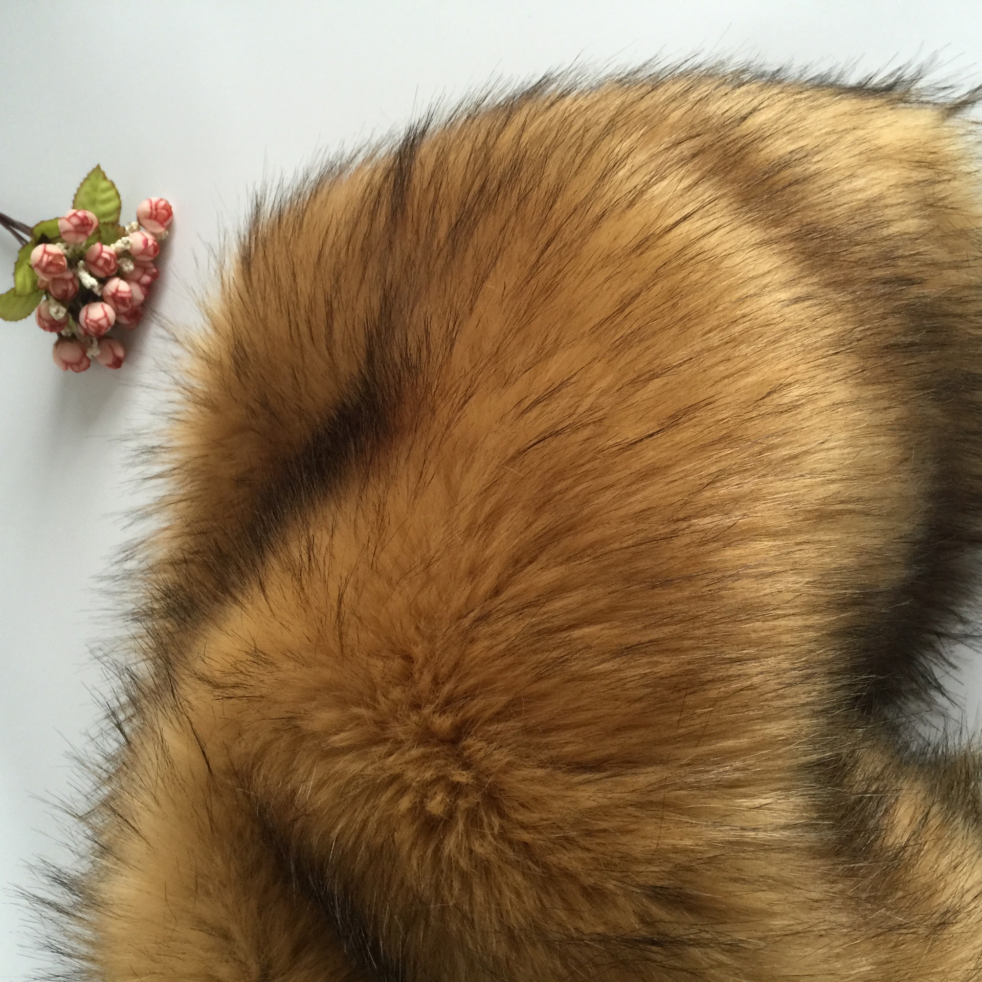 供应高克重仿狐狸毛貉子毛黄驼色染毛尖海派大毛皮服装毛领面料