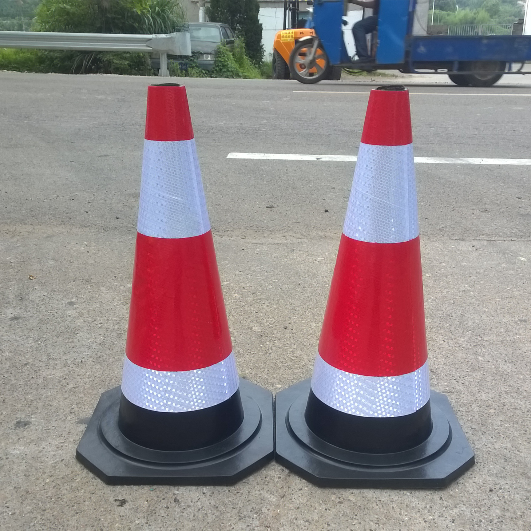 批发雪糕桶筒路障桩警示锥形桶三角墩圆锥交通停车柱橡胶反光路锥