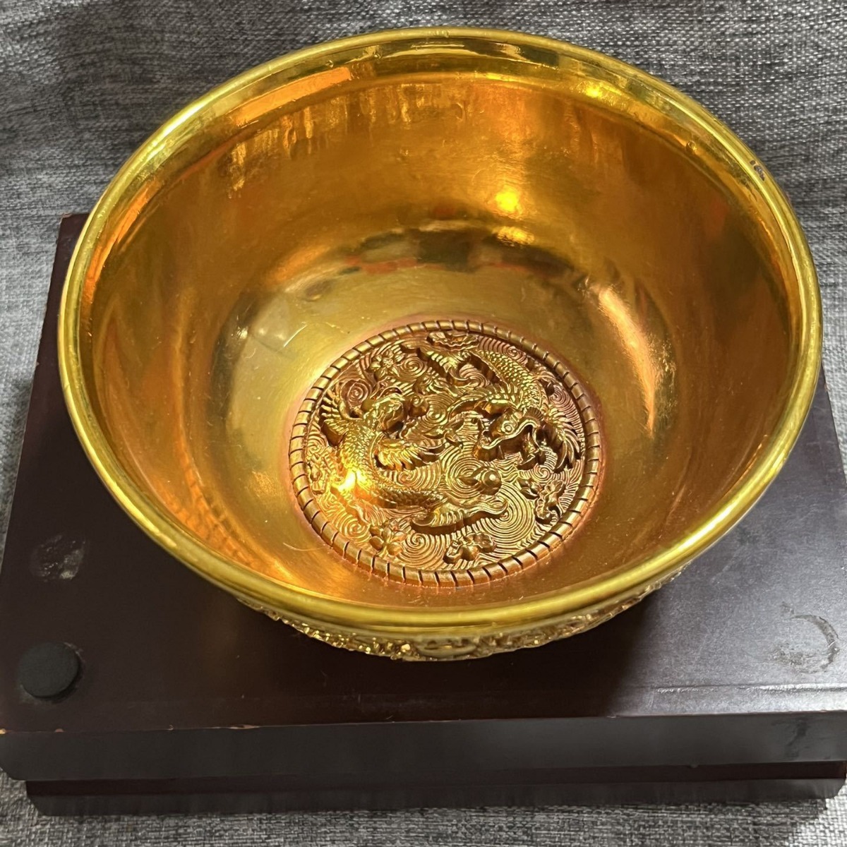 仿古大清乾隆年制鎏金浮雕双龙戏珠碗铜碗古董老物件收藏家居摆件