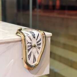 【静音】melting clock桌角扭曲时钟达利融化钟表 书柜台桌面挂钟