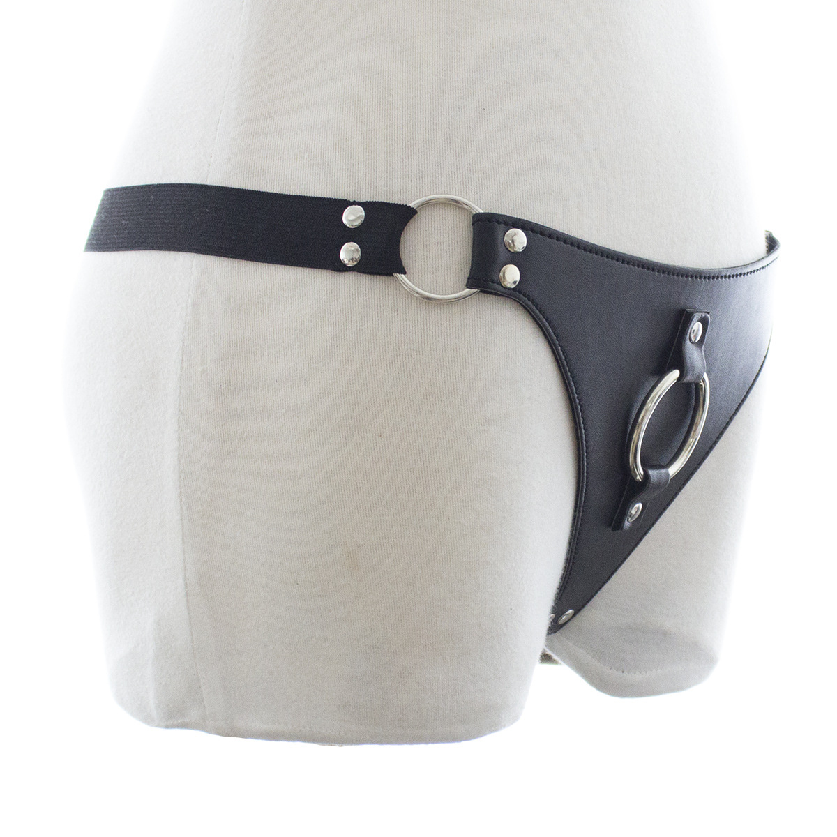 义乌厂家批发情趣用品黑色皮革带铁环情趣三角裤调情用品现货代发