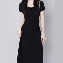 2024夏季新款赫本风气质方领褶皱黑色连衣裙子女显瘦设计感小黑裙